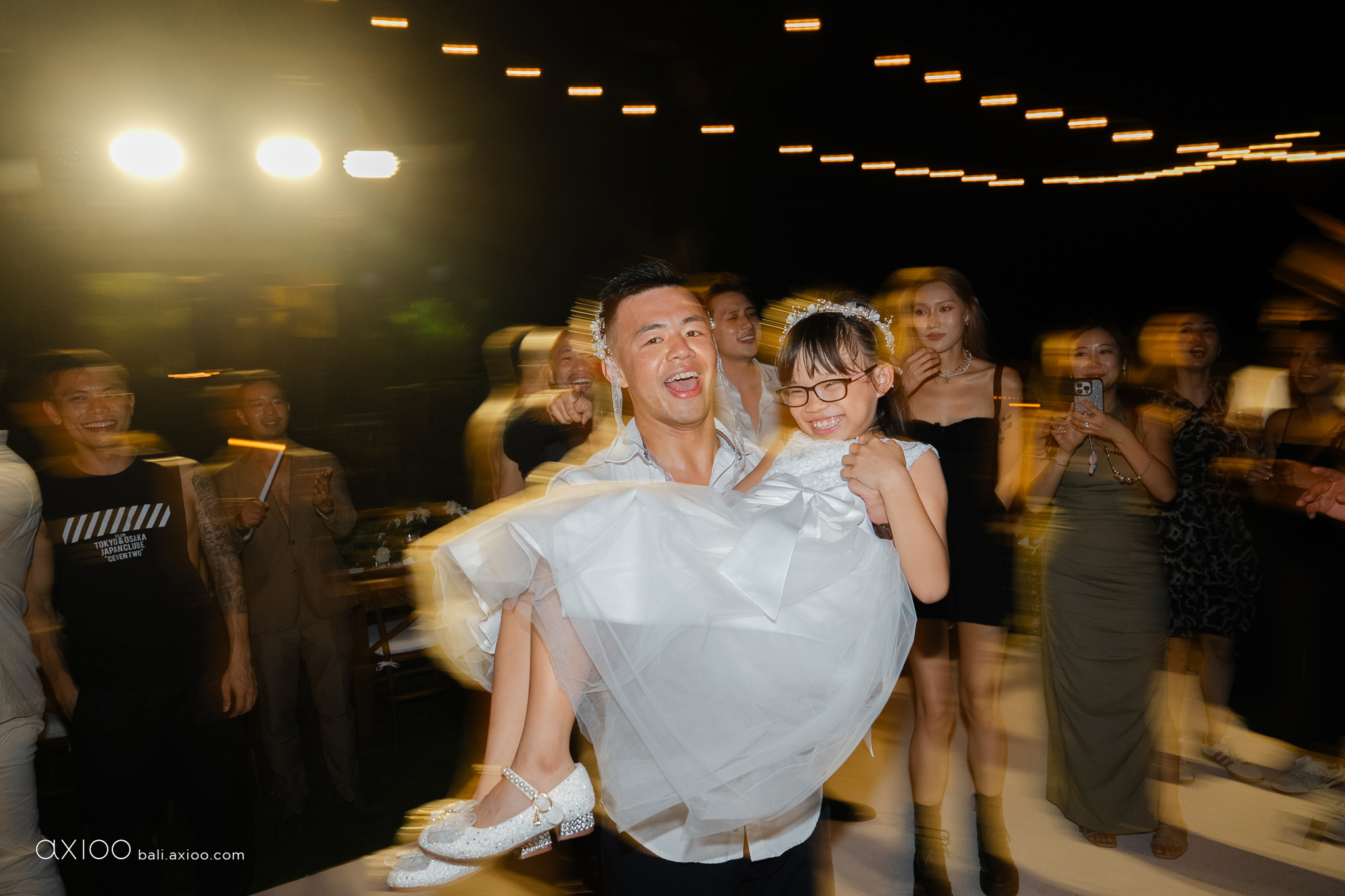 Axioo: Little Scene Stealers